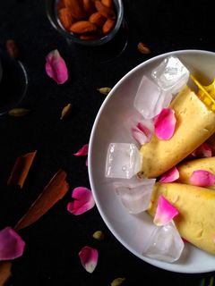 थंडाई रबडी कुल्फी (thandai rabdi kulfi recipe in marathi) रेसिपी चे मुख्य फोटो