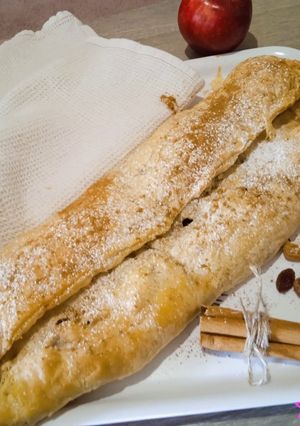 Φωτογραφία της συνταγής Στρούντελ μήλου με αμύγδαλα και σταφίδες