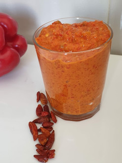 Una foto de Salsa de pimiento rojo con mostaza y un toque de picante