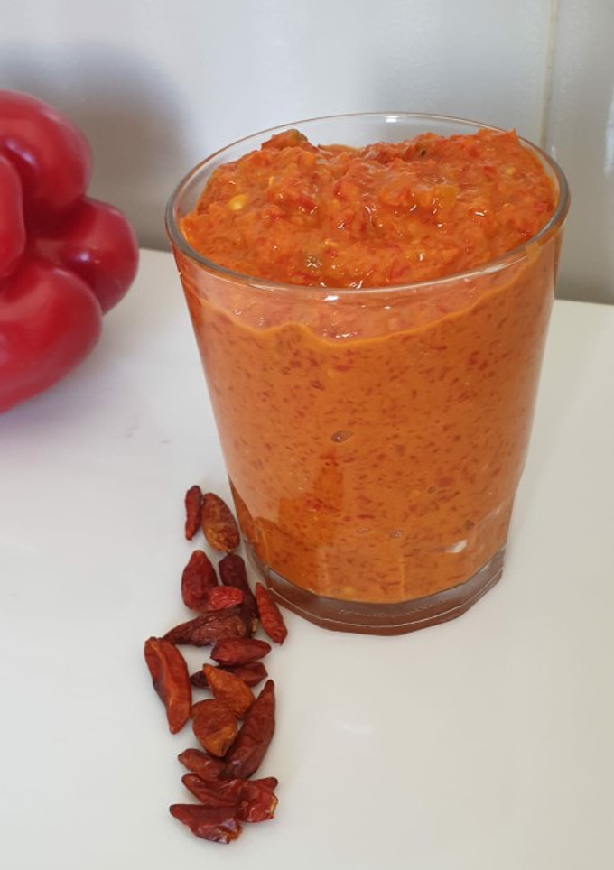 Una foto de Salsa de pimiento rojo con mostaza y un toque de picante
