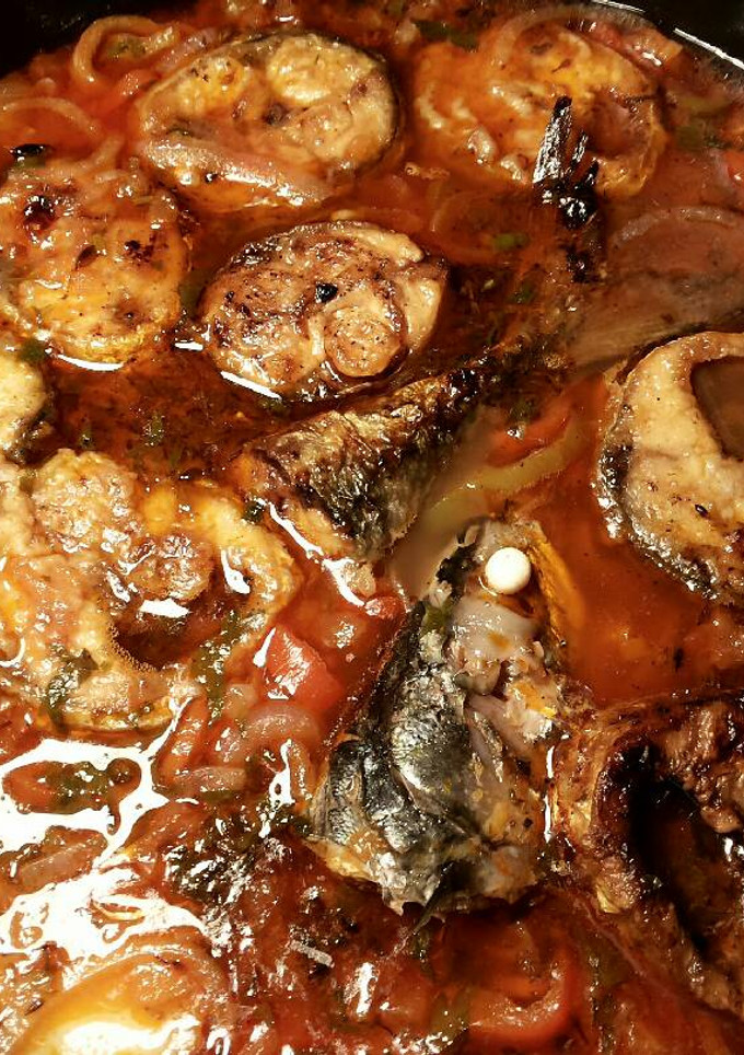Una foto de Caballa a la moruna, con patatas y pimientos