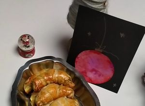 Une photo de Croissants chèvre, pesto, jambon de parme