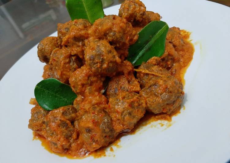 Bola daging sambal santan