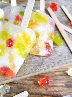 Una foto de Helados o paletas de gominolas de ositos