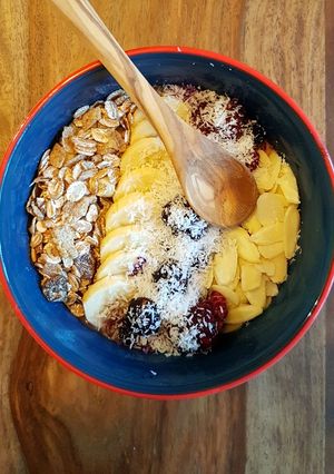 Une photo de Porridge avoine, cacao et fruits rouge