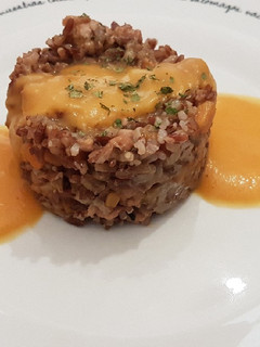 Una foto de Arroz rojo con pavo y crema de calabaza