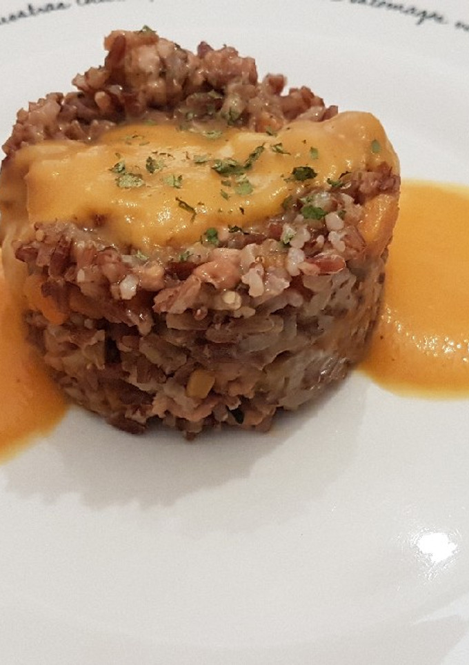 Una foto de Arroz rojo con pavo y crema de calabaza