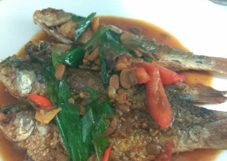 Langkah Mudah untuk memasak Ikan Belanak Tumis Tauco, Enak Banget