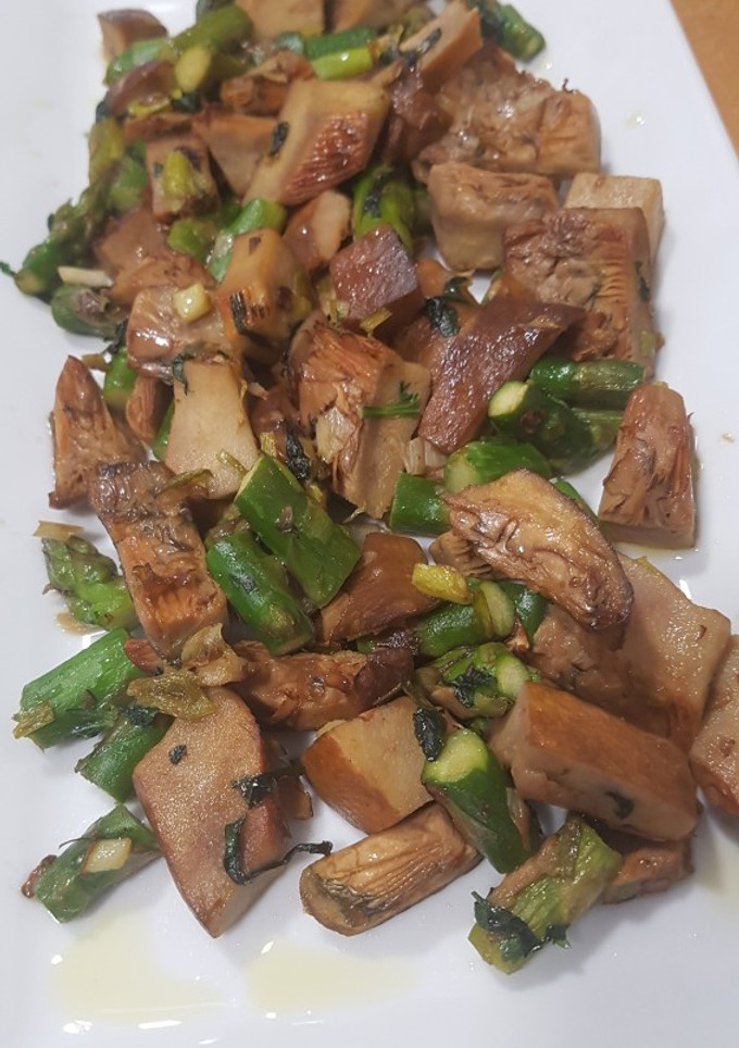 Una foto de Rovellones con ajitos tiernos y espárragos