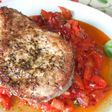 Chuletas de cerdo con pimientos rojos a la albahaca