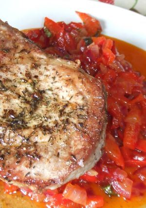 Foto principal de Chuletas de cerdo con pimientos rojos a la albahaca