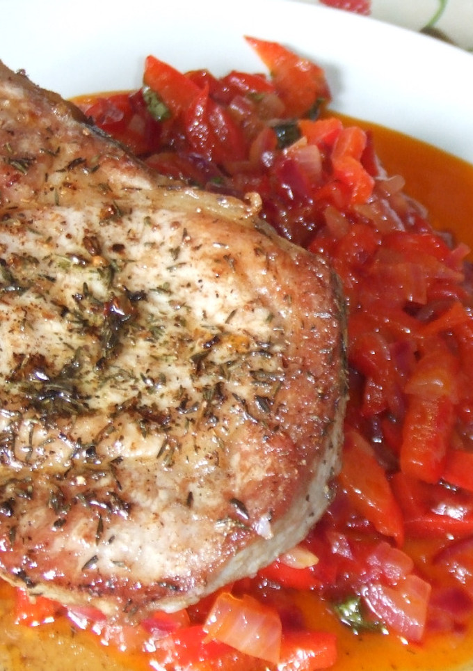 Una foto de Chuletas de cerdo con pimientos rojos a la albahaca