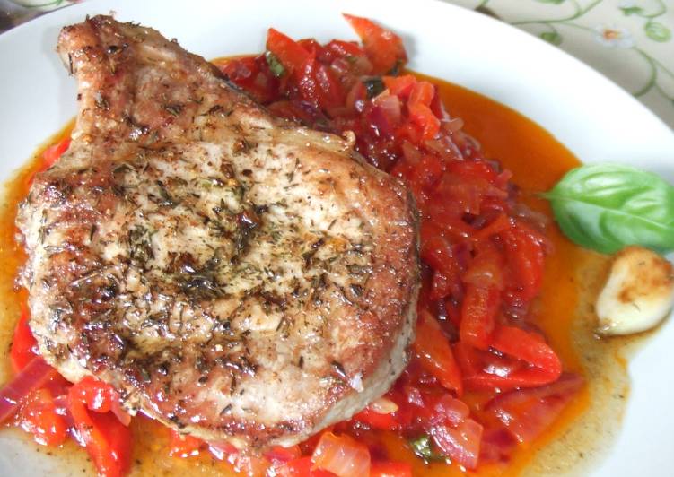 Chuletas de cerdo con pimientos rojos a la albahaca