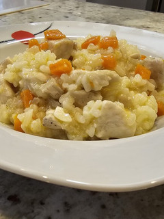 Una foto de Arroz con pollo y zanahorias