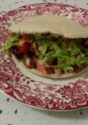 Foto principal de Kebab de cordero a la miel con pimientos fritos y queso viejo