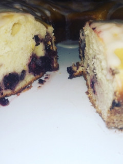 Una foto de Budín de moras con glasé de limón