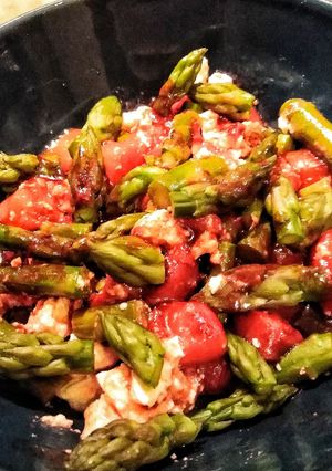 Foto di Asparagi con feta e fragole spadellate