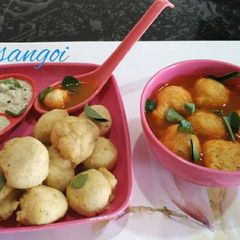 A picture of Mysore Bonda and Ulundu bonda with Rasam.