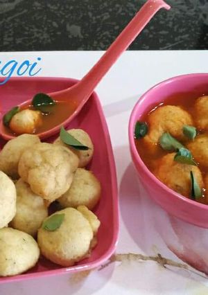 A picture of Mysore Bonda and Ulundu bonda with Rasam.