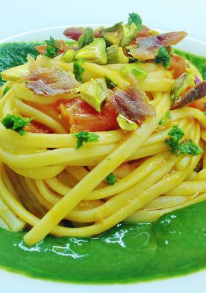 Foto di Linguine con ciliegino alle alici e crema di cavolo nero e sedano rapa