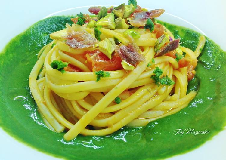 Steps to Make Favorite Linguine con ciliegino alle alici e crema di cavolo nero e sedano rapa