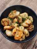 Cassolette de crevettes & St Jacques flambée au pastis