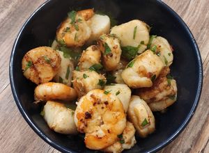 Une photo de Cassolette de crevettes & St Jacques flambée au pastis