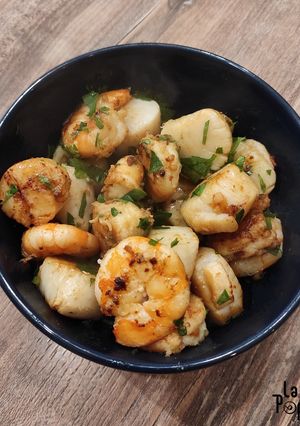 Une photo de Cassolette de crevettes & St Jacques flambée au pastis