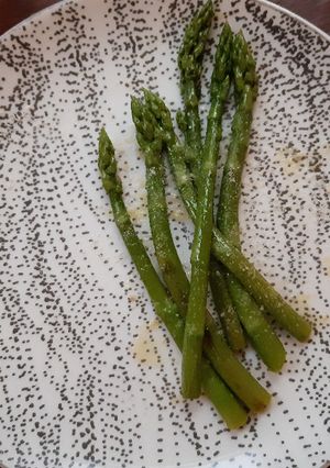 Une photo de Asperges vertes poêlées au parmesan