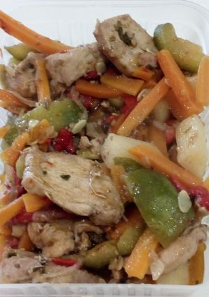 Una foto de Pollo salteado con verduras