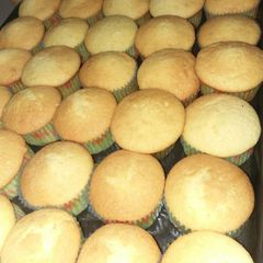 100pcs vanillah cupcakes A picture of 100pcs vanillah cupcakes.