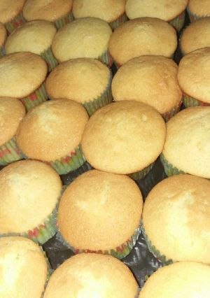 A picture of 100pcs vanillah cupcakes.