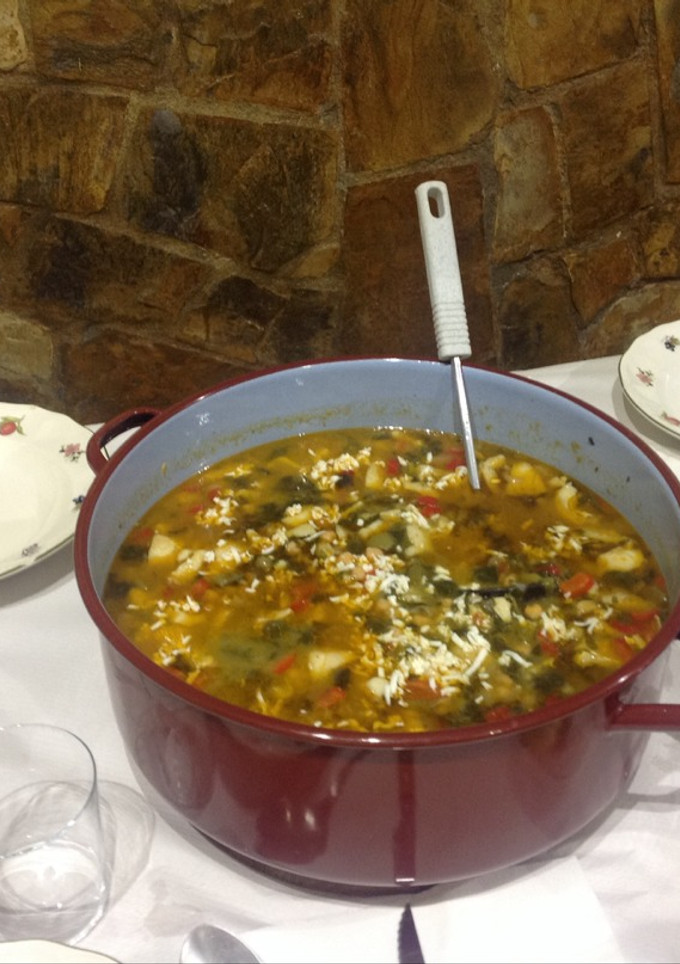 Una foto de Desarme: Potaje de vigilia. Garbanzos con bacalao y espinacas