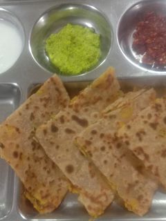 આલુ પરોઠા (Aloo Paratha Recipe In Gujarati) રેસીપી મુખ્ય ફોટો