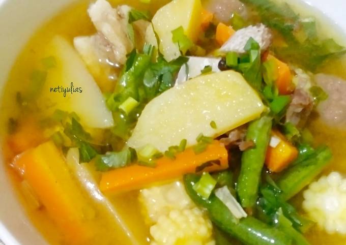 Sop sayur dengan kuah kaldu