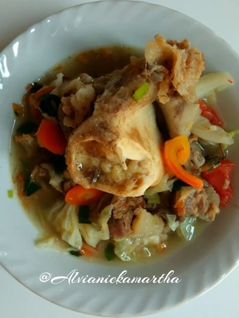 Langkah Gampang Menyiapkan Resep 54. Sop Sumsum Tulang Sapi yang Lezat Anti Ribet, Uenak Banget