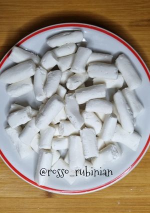 A picture of Korean Rice Gnocchi (Ssalmandu).