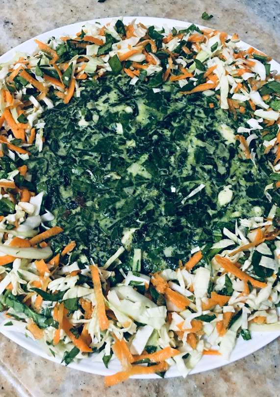 Una foto de Tortilla de espinacas con ensalada tricolor en essen