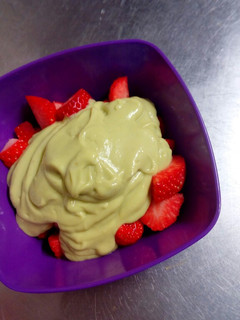 Una foto de Fresas con aguacate
