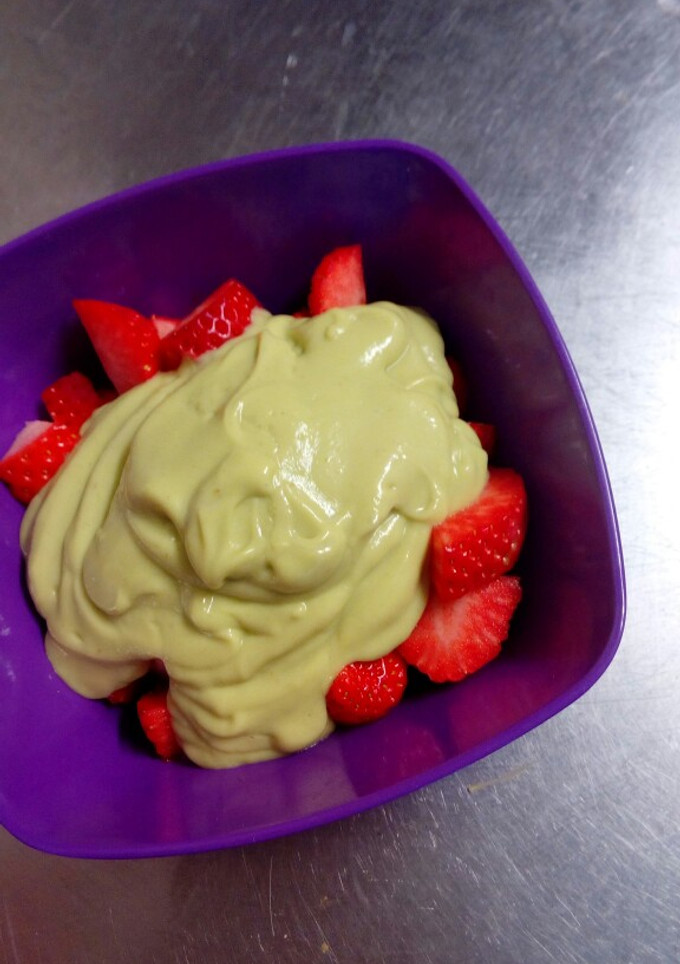 Una foto de Fresas con aguacate