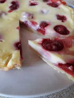 Фото Заливной пирог с клубникой.
