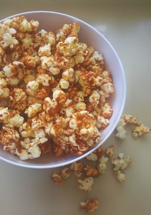 A picture of Baked caramel popcorns.