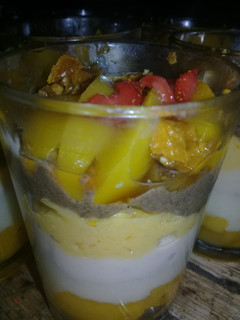Una foto de Postres en vaso!!!🍧🍓🍋🍊🍫🍫