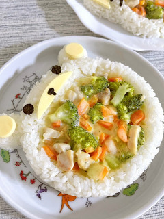 【兒童便當】可愛熊熊雞肉起司花椰菜燴飯 的食譜成品照片