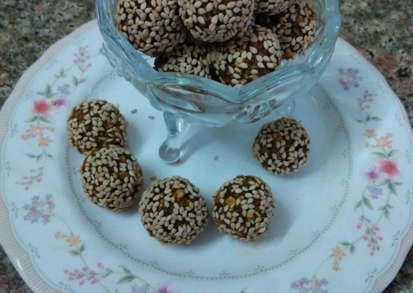 Oats  & dates  laddoos