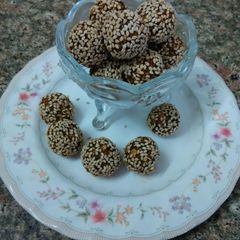 Oats & dates laddoos A picture of Oats & dates laddoos.