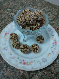 A picture of Oats & dates laddoos.