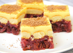 Meggyes vaníliapudingos süti recept fotója