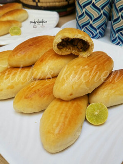 A picture of Meat pocket buns.
