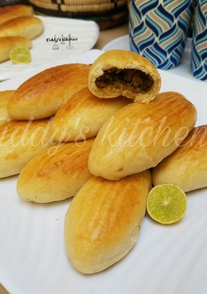 A picture of Meat pocket buns.